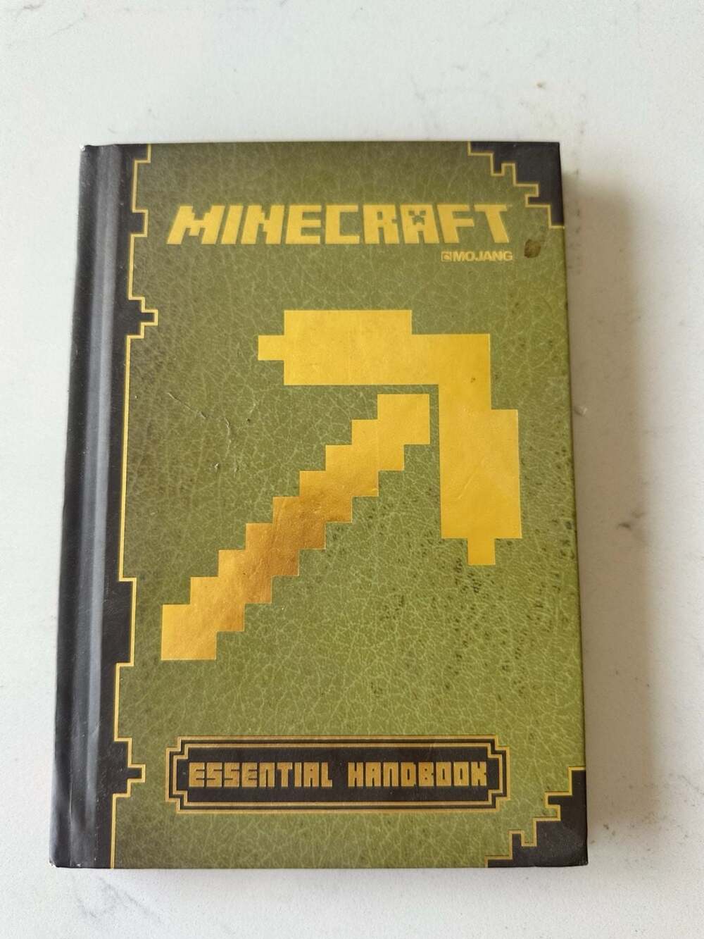 Minecraft Essential Handbook Official Mojang Guidebook (Hardcover)